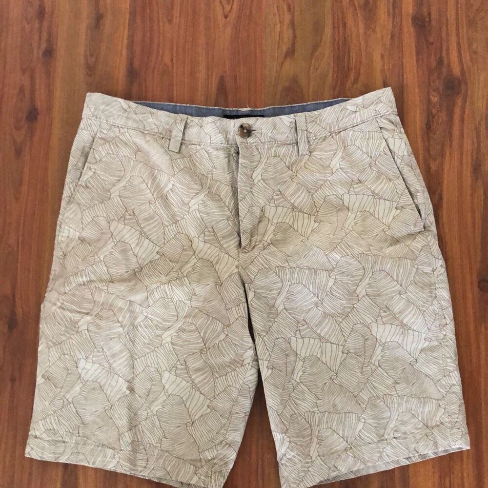 Banana republic men’s tan, printed shorts, leaf print 32 ￼